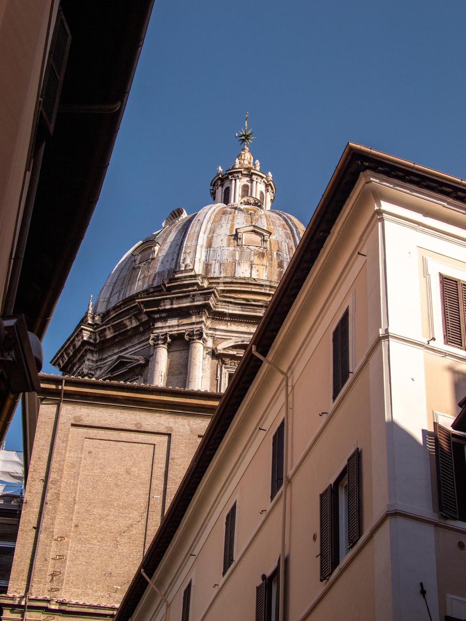 Navona Little